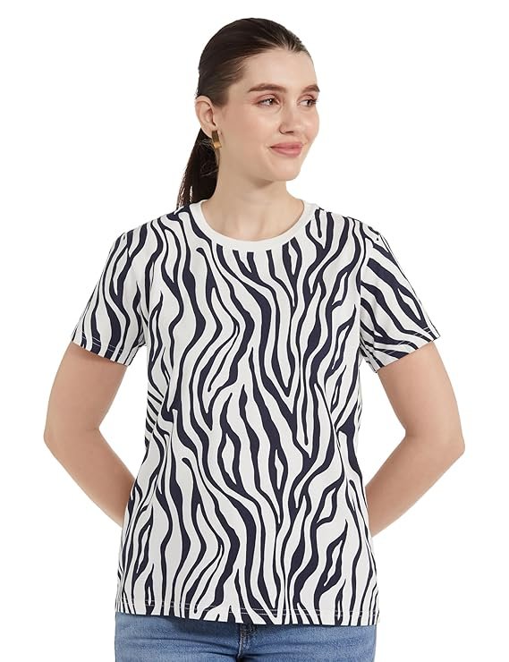 Soft cotton women's t-shirt with sleeves and neckline neck.